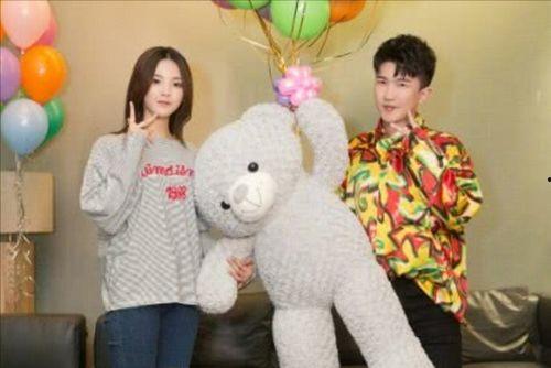 娱乐吃瓜背景图片下载,吃瓜群众背后的故事  第1张